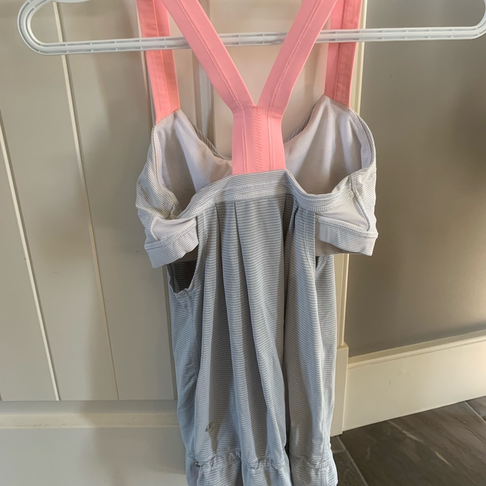 *Great condition *Lululemon size 2 tank top with built in sports bra